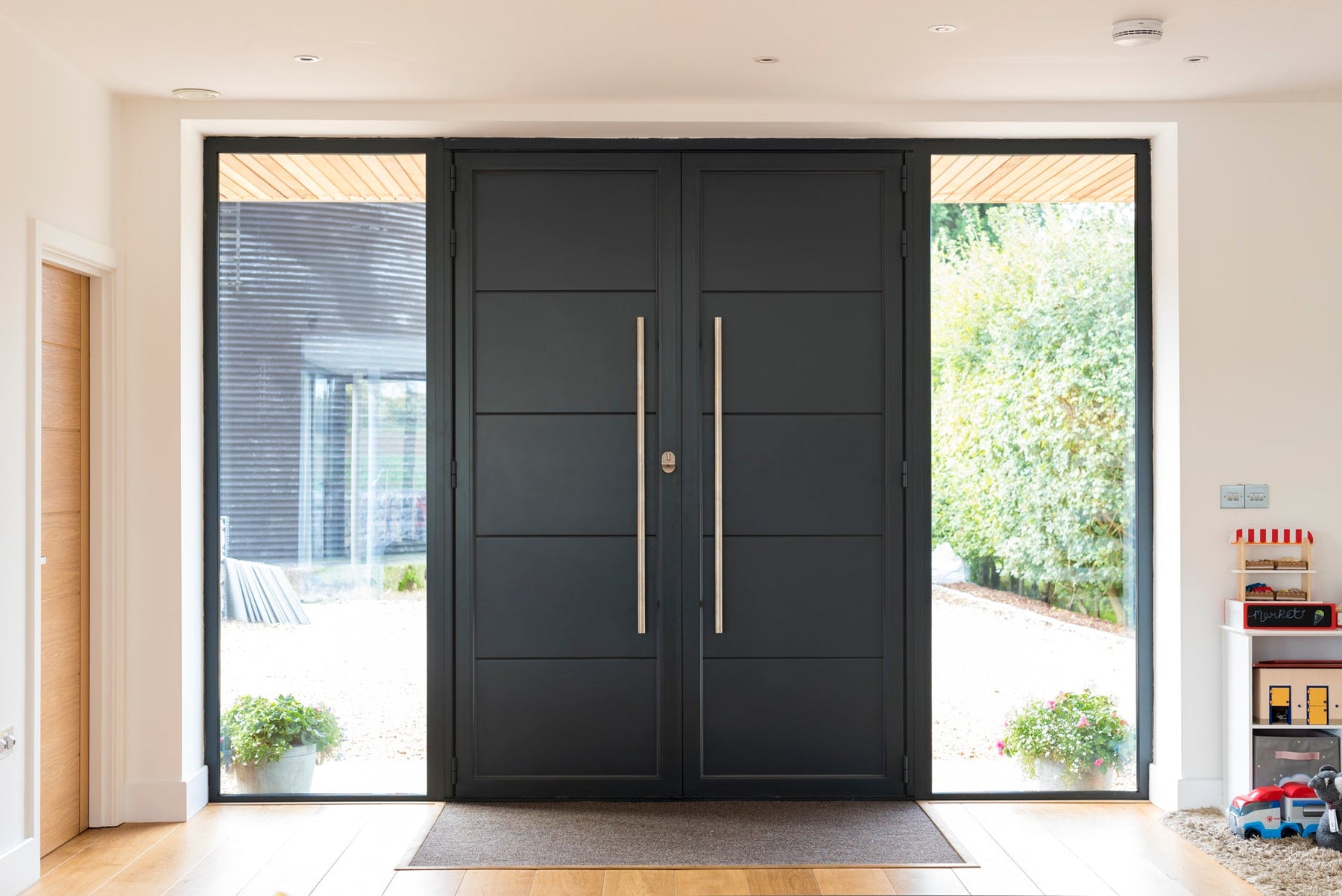 Flush vs Stepped Frames: What’s the Difference on Aluminium Doors and Windows?